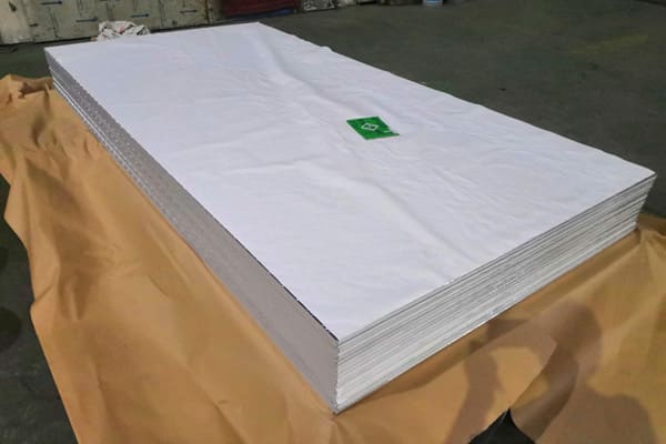 blacha aluminiowa z papierem pakowym